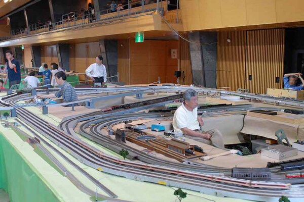 鉄道模型を走らせていたほか、駅舎を模した鉄道模型ジオラマの展示を行っている鉄道クラブの姿も見られた