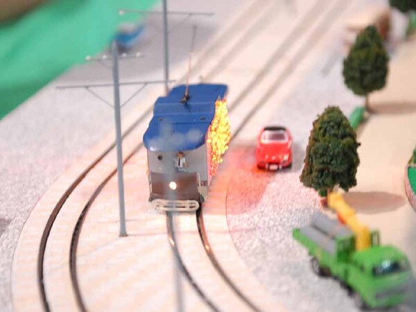 走っている鉄道模型のなかには、鉄道クラブの人が作ったオリジナル車両も！訪れていた多くの人が撮影をしていた