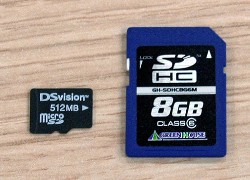 microSDカード（左）とSDメモリーカード（右）