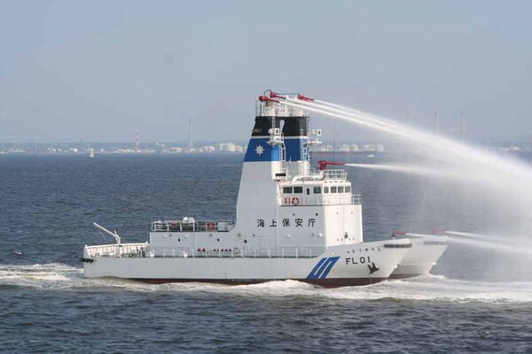 消防船 「ひりゆう」（横浜海上保安部） 総トン数322t、全長35.1m 海保最大の消防船