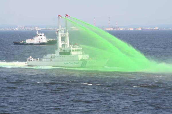 巡視艇「よど」（鹿島海上保安部）総トン数125t、全長37m 本艇は最新鋭のコンピュータ制御式放水銃を備えた消防巡視艇だ