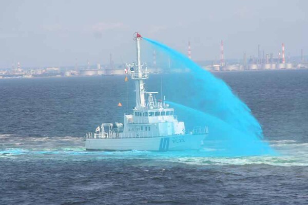 巡視艇「はまぐも」（横浜海上保安部）総トン数110t、全長35m 放水銃を備えた消防巡視艇。本形式の消防船は横浜、千葉、神戸の各港に配備されている