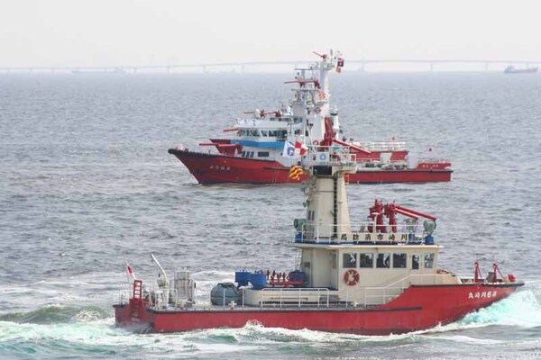 消防艇 「よこはま」（奥側の艇:横浜市安全管理局）総トン数120t、全長32m