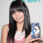 見つめる感じがいい!?　川村ゆきえの最新トレカは見どころ満載