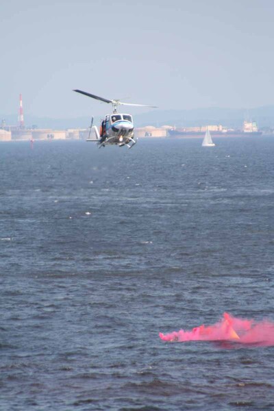 爆発によって海に投げ出された人を救助する、という想定で救難訓練が始まる。まず上空のヘリ「せきれい」より溺者周辺に発煙筒が落とされ、目標を見失わないようにする