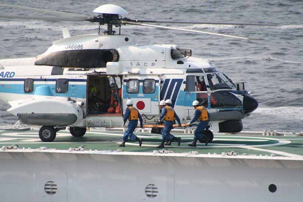 「うみたか」で救助された溺者は早速巡視船「くりこまの医務室に運び込まれる