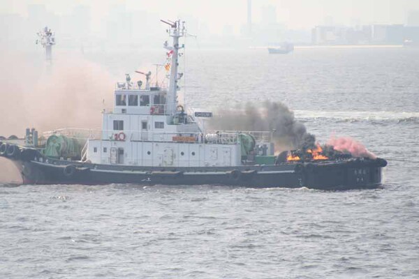 また、火災想定船「大隅丸」へ消防船から放水が行なわれる。消防船大集合で火災を放水タコ殴り！という状況だ