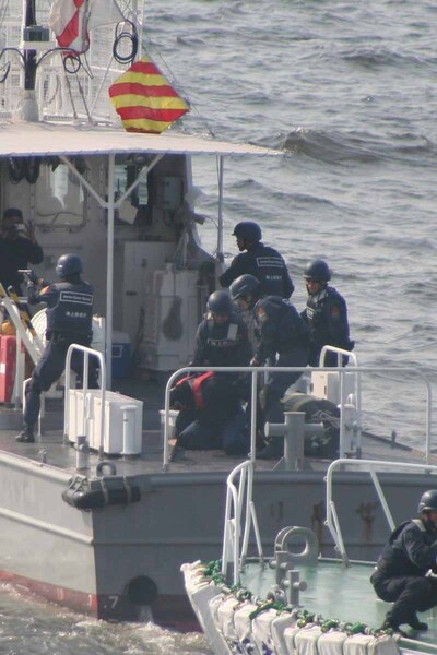 海保隊員が抗議船に乗り込み、発砲無しに押さえ込んで過激派を検挙！という流れに……