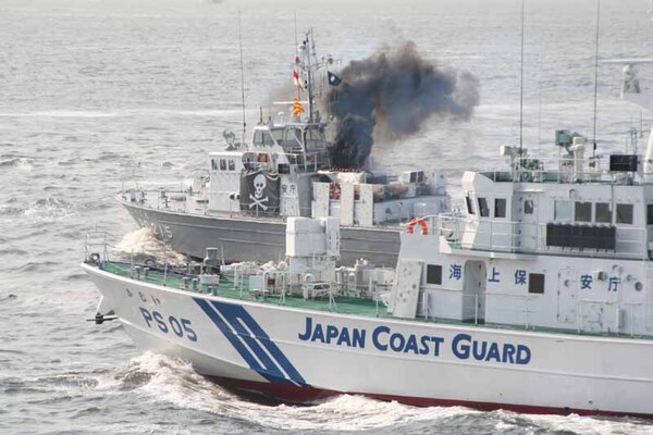 正当防衛射撃が開始されると、テロ被疑船船上の火薬が発火し、命中の雰囲気を再現！