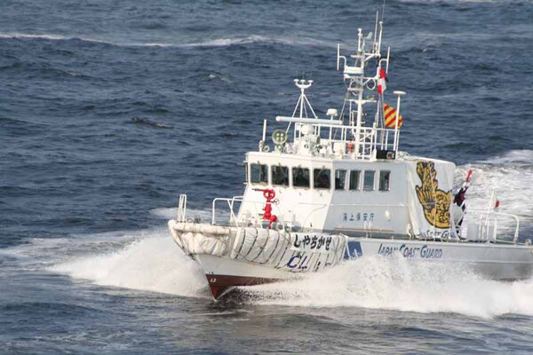 名古屋海上保安部の「しやちかぜ」は、金のしゃちほこの旗を掲げつつ手旗信号でお別れ。いやあ、海の男はカッコイイ