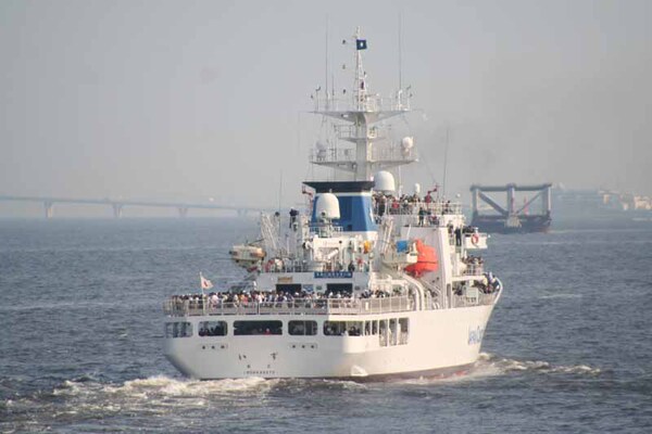 そして観閲船隊も解散。「いず」は見学者を乗せて母港横浜へ