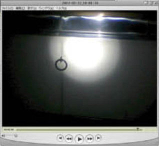 左はライトを照らしながら、右は赤外線で撮影した映像