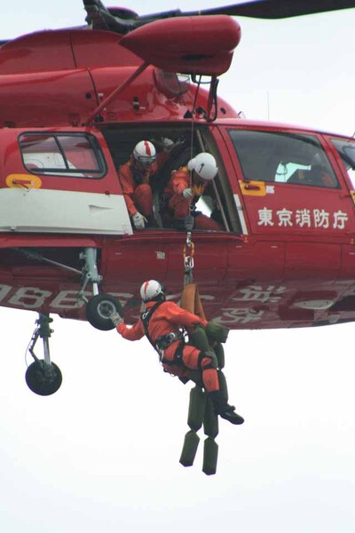 ヘリコプターによる救助実演
