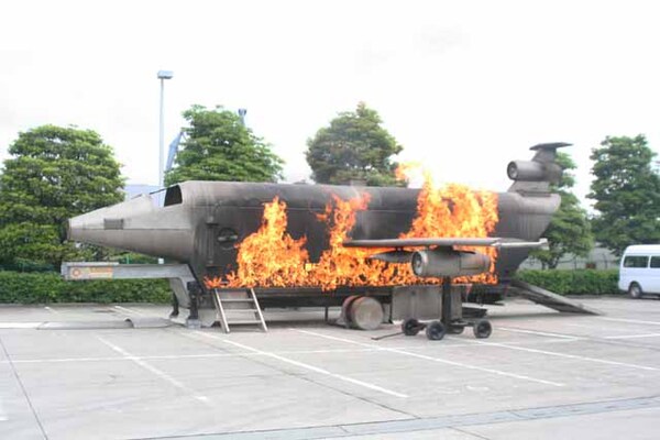 航空機に見立てた「Mobile Aircraft Fire Trainers」に炎があがる