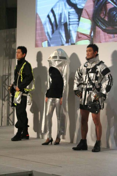 中央の女性の服は、まるで成田亨氏が描いた宇宙人のような前衛的なデザイン