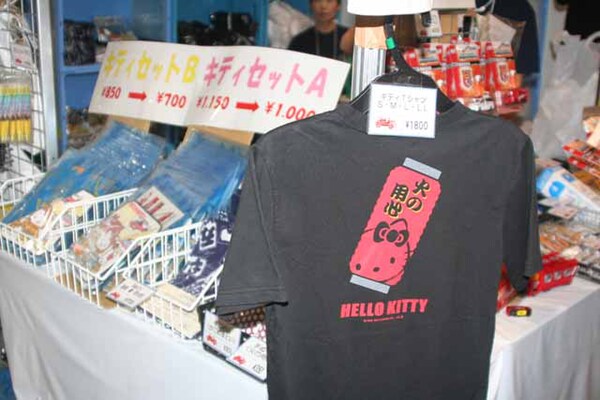 会場で販売していたご当地キティTシャツにシール。しかし東京消防庁仕様まであるとは……