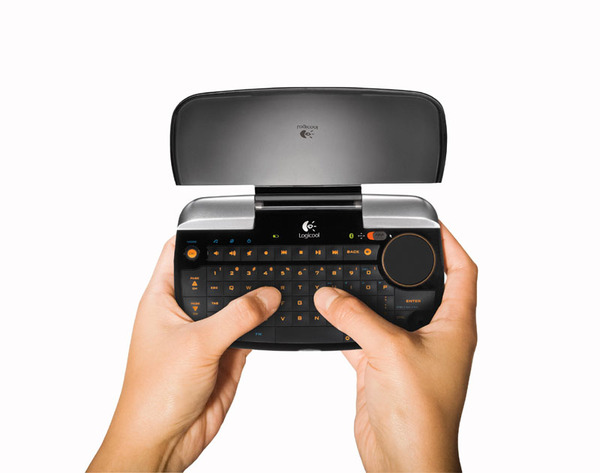 ロジクールの「diNovo Mini」は、手のひらサイズのワイヤレスキーボード。タッチパッドを搭載しておりマウスの操作も可能だ