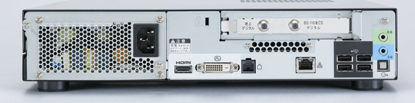 本体背面には、HDMI、DVI、モデム、LAN、USB 2.0×4、光デジタル出力などの端子が並ぶ