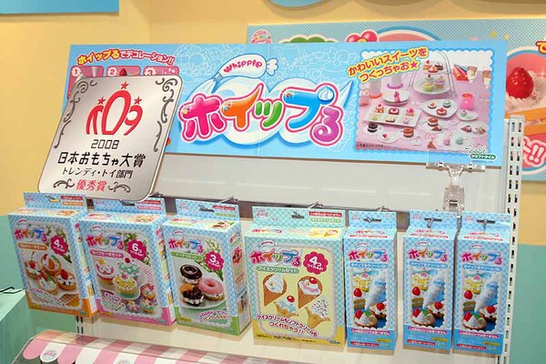 日本おもちゃ大賞受賞作品「ホイップる」。スイーツ風アクセサリを作成できるデコレーションホビーだ