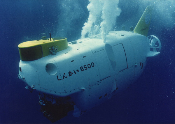 潜水を開始したしんかい6500。バラストタンクから空気が抜けているのに注目。これは海水の注入により空気が押し出されているため（提供:JAMSTEC)