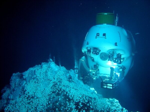 深海で試料の採取を行なうしんかい6500（提供:JAMSTEC）