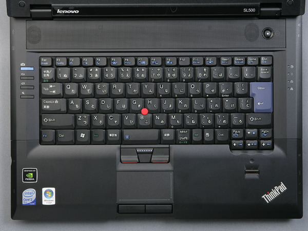 SLシリーズのキーボードは6段配列となっている。ステレオスピーカーも装備するなど、コンシューマー向けの配慮が見える