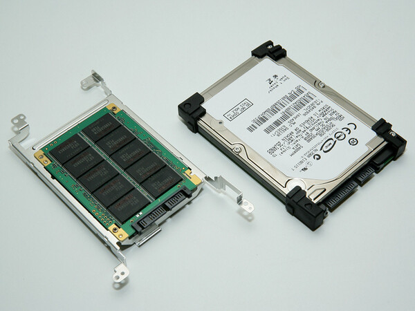 SSD-RAIDユニットと2.5インチHDD