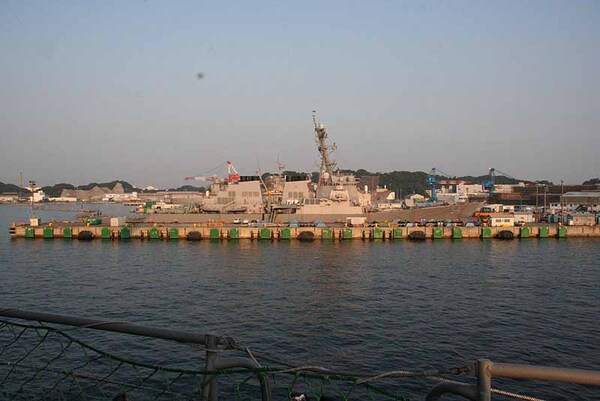 海上自衛隊側施設だけでなく、米軍側の施設や艦船の公開も行なわれる
