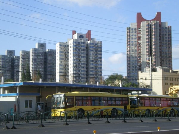 桂林路で待機する振替輸送バス