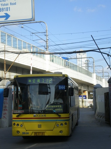 専用レーンを通って、振替バスは工事中の両駅間を往復する