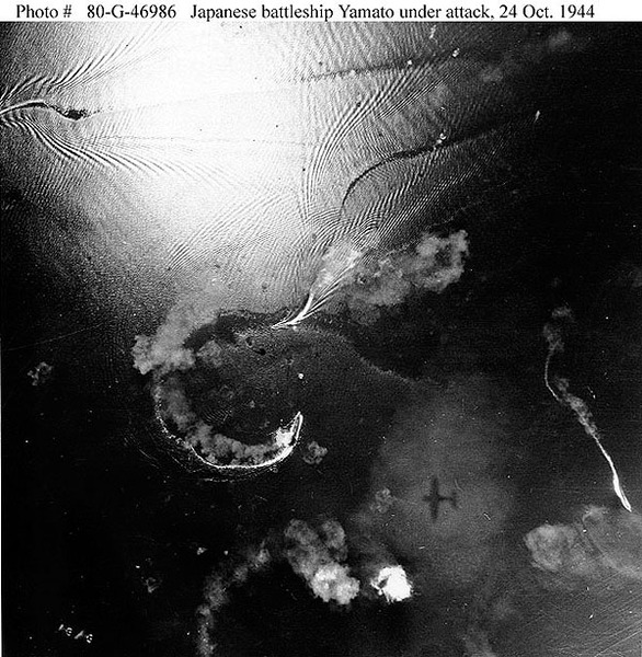 24日撮影。激しい空襲のもとで回避行動を取る「大和」型戦艦