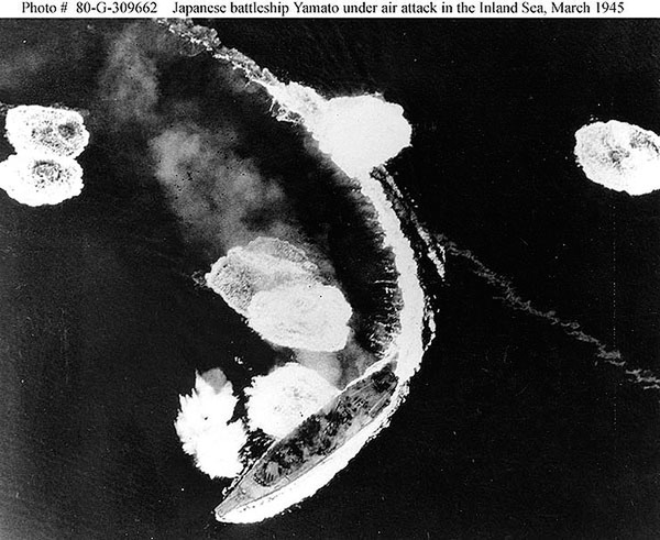 瀬戸内海西部広島湾で米艦載機と交戦する「大和」