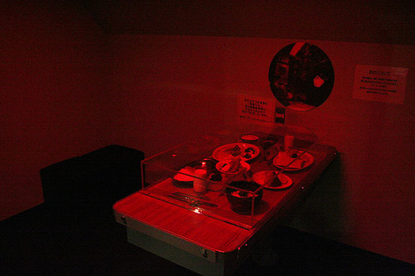 赤色灯の食卓