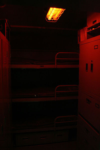 赤灯状態の士官寝室