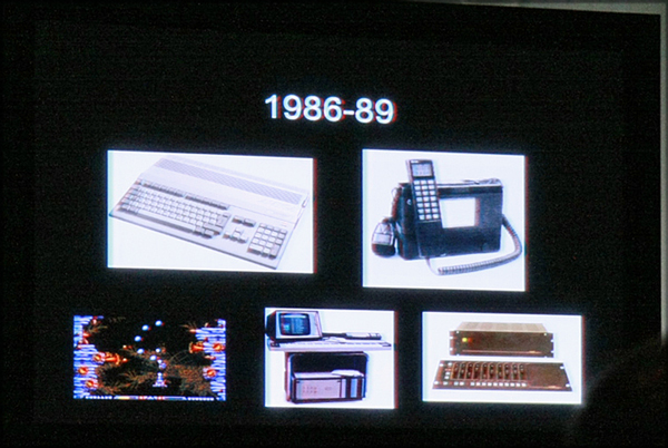 スライドで表示された懐かしいゲーム機器