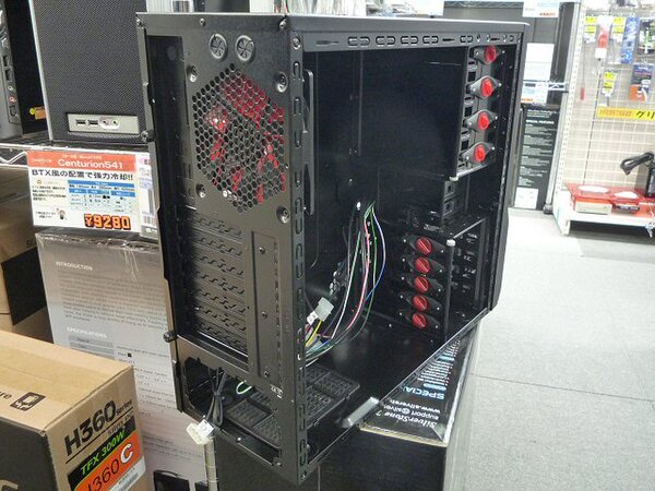 ASCII.jp：マザーボードを背面から冷却するPCケース！