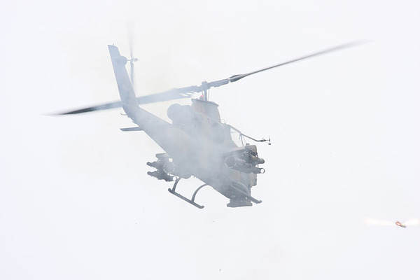 AH-1SがTOWを発射
