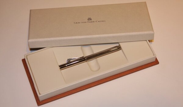 ポケットペンはプレゼントにも最適なボックスに入って販売されている