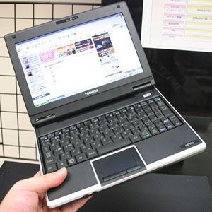 ASCII.jp：ついに国産が！「TOSHIBA」ロゴを背負ったNetBook (1/2)