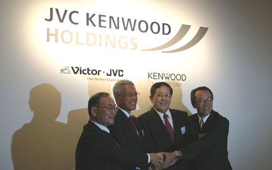 「JVC・ケンウッド・ホールディングス(株)」の新しいロゴと役員たち