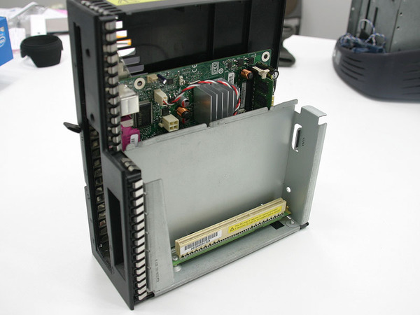 PCIのライザーカードを装着することでD945GCLF2がトレーに固定される