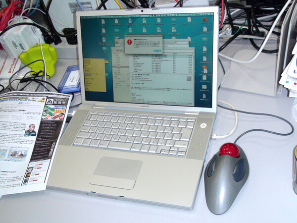 広田は普段、MacBookにMarble Mouseをつなげて使っている