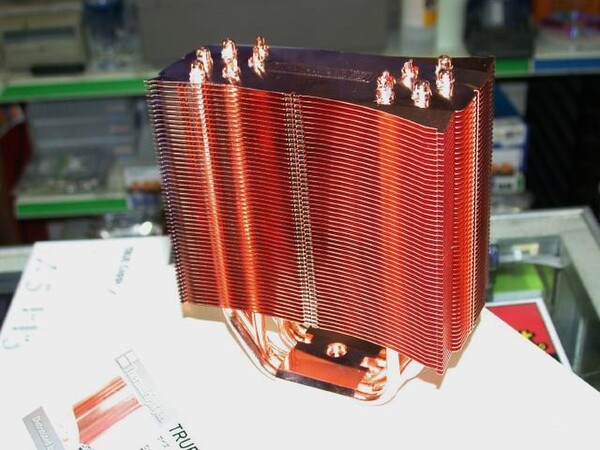 ASCII.jp：全銅製で1.8kg！ 限定生産のCPUクーラー「TRUE Copper」！