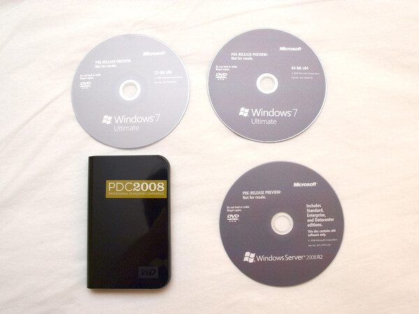 配布されたポータブルHDDとWindows 7 DVD