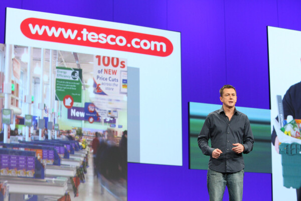 スーパーマーケットチェーンの「Tesco」が開発したマルチタッチ対応アプリケーションが披露