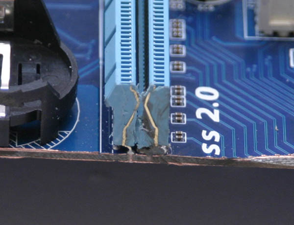 PCI Express x16スロットの断面