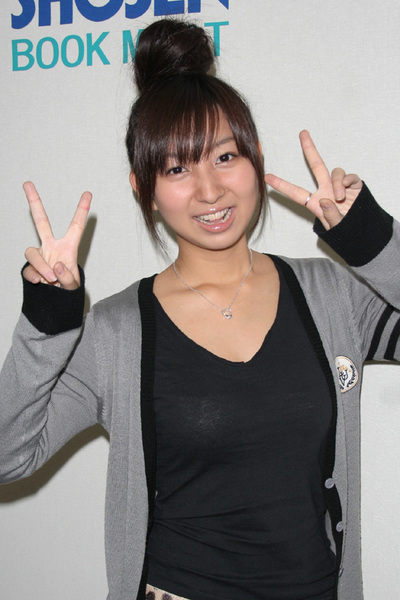 Ascii Jp 飯田里穂の最新写真集は 少女以上オトナ未満の素顔が満載 1 2
