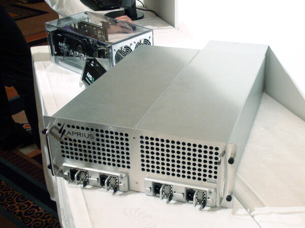 Aprius社の並列演算サーバー「CA8000」