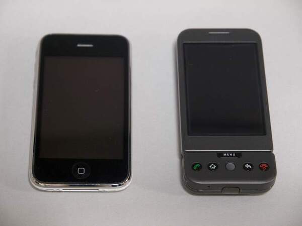 左がiPhone 3Gで、右がAndroid Dev Phone 1。画面サイズは3.2インチとiPhoneとくらべ0.3インチ小さい