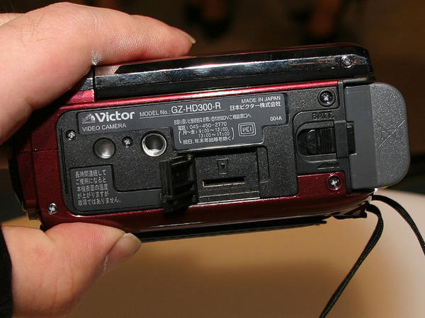 内蔵HDDのほかmicroSDカードへの録画も可能。本体底面にスロットがある